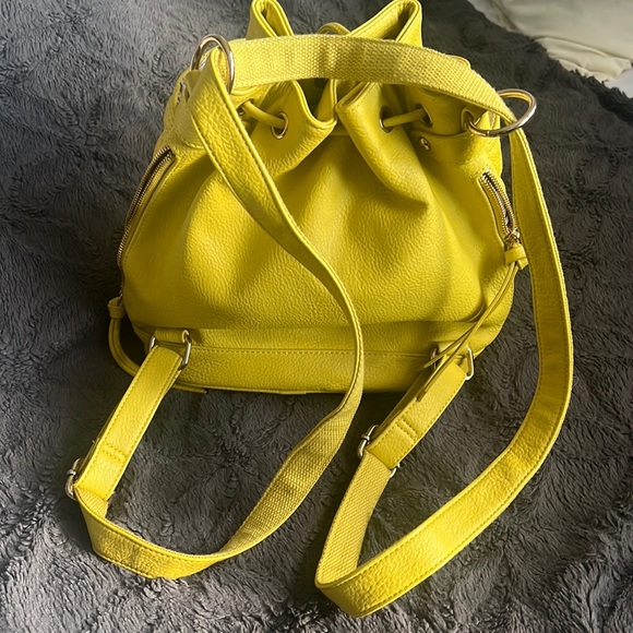 Quilted leather bucket shoulder bag - Picture 2 of 4